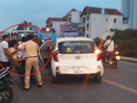 Hà Nội: Nam thanh niên tăng ga tháo chạy sau khi tông trúng CSGT, bỏ 2 người bạn lại hiện trường