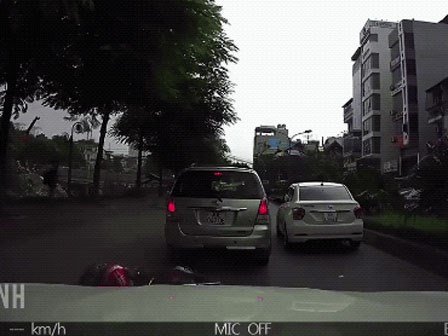 Những ai hay đèo con nhỏ phải nhớ: Đặc biệt cẩn thận khi để trẻ ngồi trước