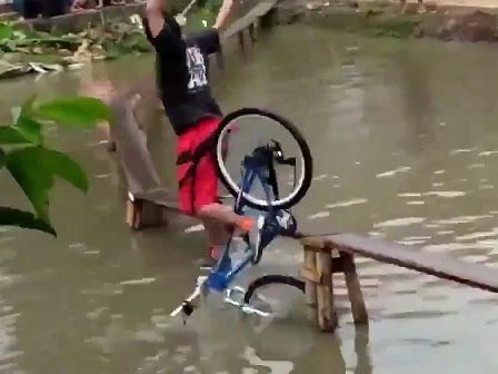 Cười đau ruột với trò chơi đi xe đạp qua cầu ván siêu nhỏ