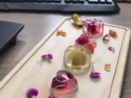 Không có nồi cũng chẳng có lò nướng, 'thánh ăn văn phòng' mở tiệc trung thu khiến ai nấy sững sờ