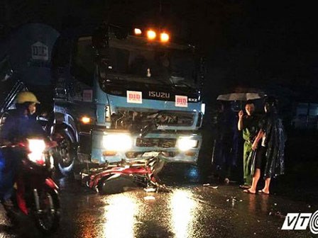 Chạy xe máy trong mưa lớn, nam thanh niên bị xe tải tông chết