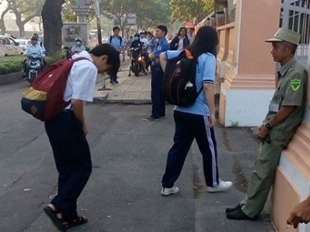 Học trò cúi chào bác bảo vệ: Không sự lương thiện nào lớn lên mới có