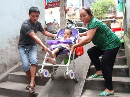 Bé gái sinh ra từ người mẹ đã chết ước ao được ngồi trên chiếc xe đẩy tử tế