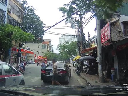Va chạm trên phố Thụy Khuê (Hà Nội), 2 tài xế bình tĩnh xem xét rồi niềm nở bắt tay nhau đầy thân thiện