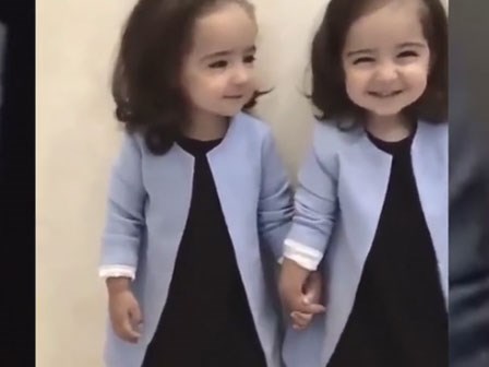 Bất ngờ với hai bé gái sinh đôi đẹp như thiên thần