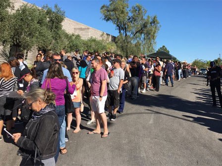 Xả súng ở Las Vegas: Hàng trăm người xếp hàng 6 giờ đồng hồ để chờ hiến máu