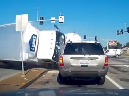 Những vụ tai nạn ô tô khiến người xem sởn da gà