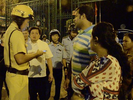Clip: Giúp du khách bị giật túi xách, cảnh sát giao thông TP HCM nói tiếng Anh 'như gió'