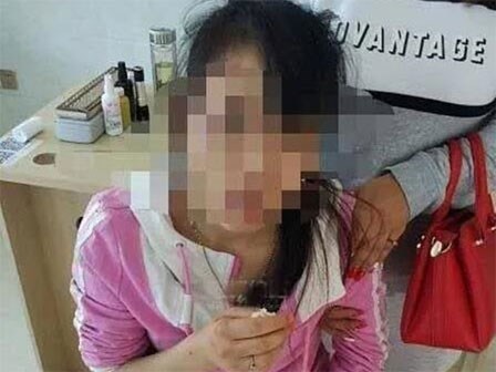 Đâm trúng ô tô Mercedes-Benz, chàng trai trẻ vội vàng phóng xe tháo chạy, bỏ mặc người yêu bị thương trên nền đất