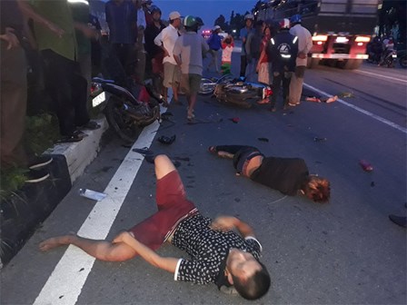 Cú va chạm kinh hoàng khi nhóm nam nữ chạy ngược chiều tốc độ cao