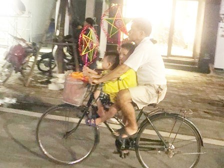 Hạnh phúc bình yên: Người cha đạp xe đưa 2 con đi chơi, mua đèn ông sao trong đêm Trung thu