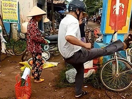 Trưởng công an xã đá bay thau cá của người dân
