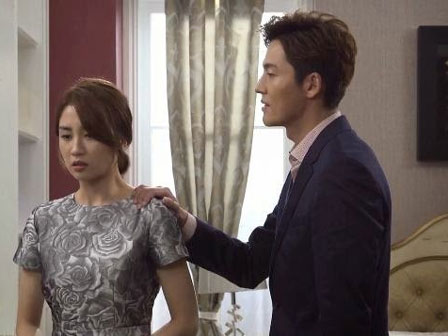 Đi xa cả tháng mới về nhà thăm vợ, đêm ấy khi chúng tôi đang gần gũi thì hàng xóm đập cửa nói một câu khiến vợ tôi tái mặt quỳ ngay xuống-1