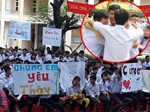 Không chỉ phụ huynh, học sinh Nam Định tan trường cũng tự giác xếp hàng đi ra khiến ai nấy xuýt xoa: Cần nhân rộng-7