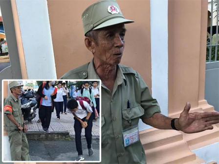 Clip bác bảo vệ che ô, lội nước đẩy xe cho sinh viên giữa trời mưa gió khiến dân mạng tan chảy vì quá đáng yêu-1