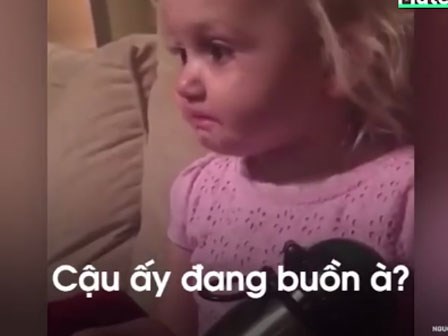 Cô bé khóc nức nở vì xem phim hoạt hình