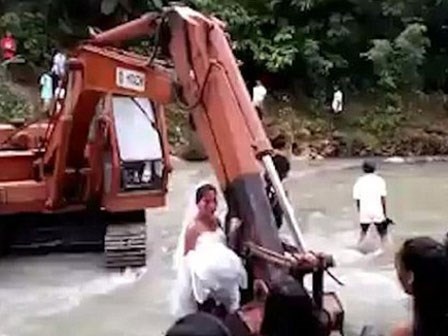 Video: Nước dâng cao chắn lối, cặp uyên ương dùng máy xúc vượt suối về nhà trong đám cưới