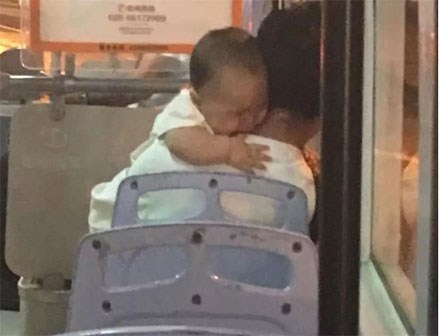 Bé sơ sinh được giải thoát khỏi tay kẻ bắt cóc nhờ bộ quần áo mặc trên người