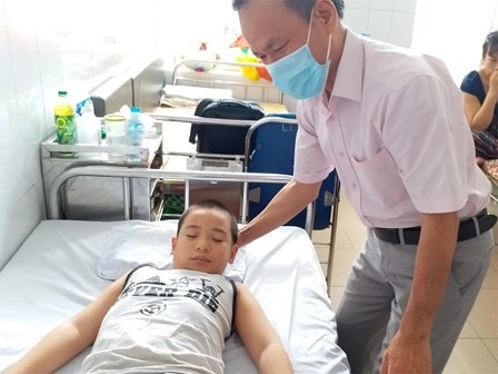 Bé trai 8 tuổi ở Hà Nội mắc bệnh lạ: Cứ ngóc đầu lên là ngất xỉu