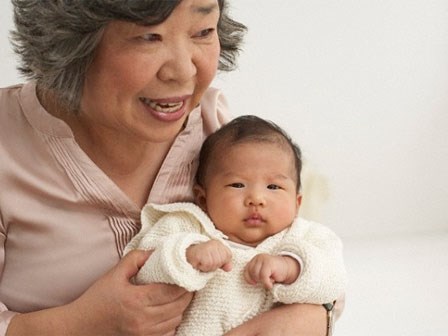 Mặc tôi góp ý, mẹ chồng tôi vẫn đưa muỗng cháo vào miệng bà rồi bón cho con tôi ăn