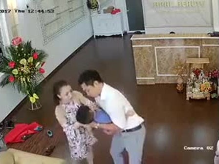 Clip bố hà hơi thổi ngạt, cứu con sốt cao ngừng thở gây bão mạng