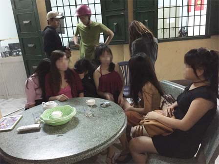 Video: Cận cảnh cà phê kích dục 100.000 đồng nhưng nhân viên chỉ được nhận tiền công 5.000 đồng-1