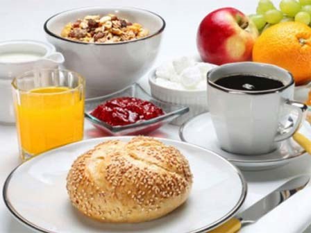 Nhịn ăn sáng ngày hành kinh, một bé gái bị té nát mặt