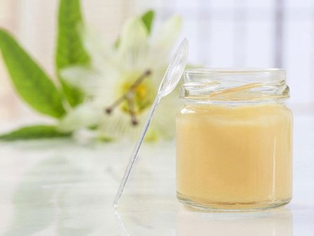 Cách dùng sữa ong chúa làm đẹp da không hề khó như bạn tưởng!