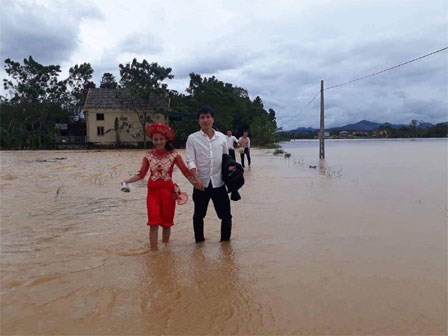 Chàng trai Hà Tĩnh chèo thuyền vượt lũ mang sính lễ đi hỏi vợ