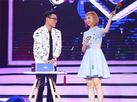 Vì yêu mà đến: Hé lộ clip không phát sóng về màn ảo thuật của soái ca khiến Cara Phương bật khóc