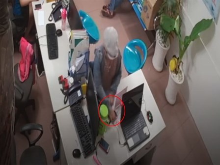 Phẫn nộ clip người đàn ông dàn cảnh cho bé trai trộm điện thoại tại nhiều cửa hàng ở Sài Gòn