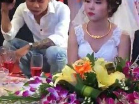 Bài học xương máu: Đừng bao giờ mời người yêu cũ đến dự đám cưới