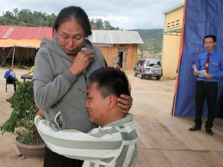 “Nghịch tử” đổ thuốc độc mưu sát mẹ và cuộc đoàn tụ đẫm nước mắt