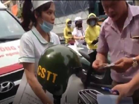 Xúc động hình ảnh nhân viên y tế cố gắng cấp cứu cho bệnh nhân ngay trên xe cứu thương đang mắc kẹt giữa đám đông tắc đường-2