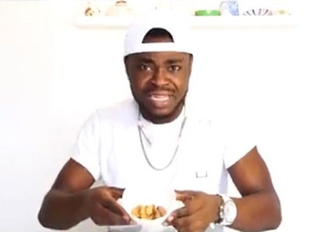 Chết cười phản ứng của anh Tây với món đuông dừa