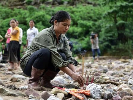 Khoảnh khắc núi sạt lở vùi lấp 5 người trong một gia đình ở Trạm Tấu