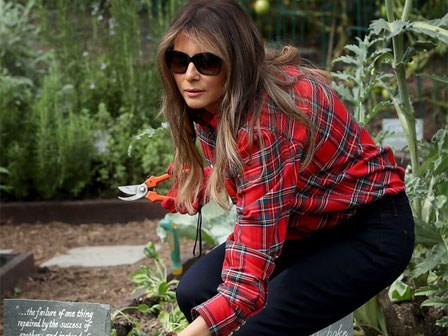 Nổi tiếng với việc dát loạt hàng hiệu lên người nhưng phu nhân Tổng thống Trump cũng có lúc diện đồ bình dân