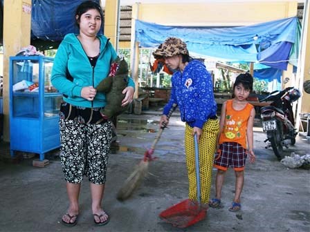 Người mẹ quét rác và 2 đứa trẻ thiểu năng suốt 10 năm ôm con gấu bông rách vì tưởng là… bố