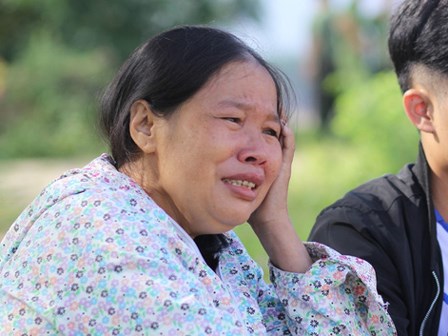 Nhói lòng mẹ mỏi mòn đi dọc suối gọi tên con gái và cháu ngoại
