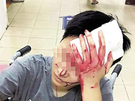 Vô tình đá bóng trúng người đi đường, cậu bé bị người đàn ông cao to tấn công và buông một lời đe dọa rợn người-5