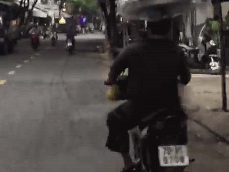 Đội mâm bánh mỳ trên đầu và màn 