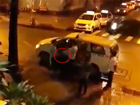 Tài xế taxi Vinasun dùng chân đạp liên tiếp vị khách người nước ngoài vì không trả thêm tiền