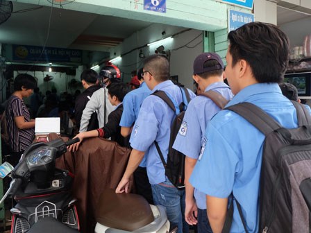 Chuyện sinh viên ăn cơm 2.000 đồng: Sắp xếp thời gian cho những nhu cầu thực sự cần thiết, các bạn sẽ kiếm đủ bữa ăn hàng ngày