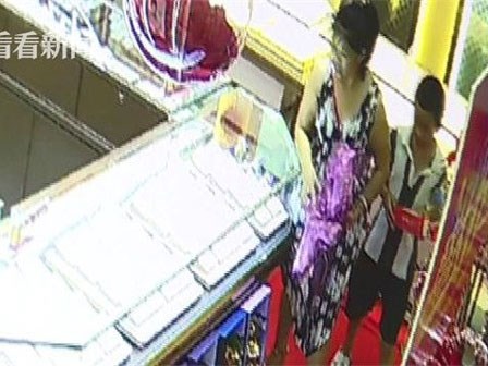 Clip: Lòng tham nổi lên, mẹ bất chấp sĩ diện ăn cắp dây chuyền ngay trước mặt con trai
