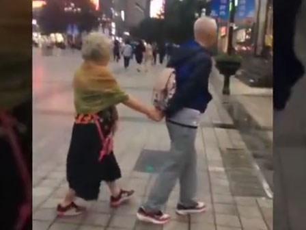 Về già, bạn muốn ai sẽ người dắt đi dạo phố như thế này?