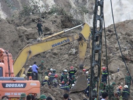 Vụ lở đất ở Hòa Bình: Khóc nghẹn tìm thấy thi thể mẹ ôm 2 con