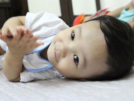 Bé trai 14 tháng bị bạo hành và bỏ rơi ở bệnh viện: Sút 4kg, tính mạng bị đe dọa
