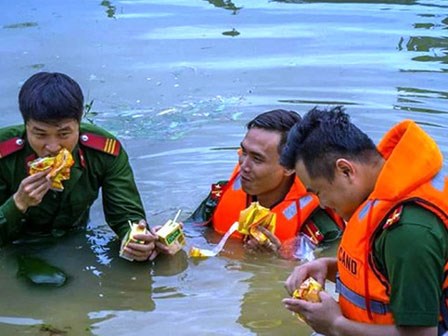 Công an, bộ đội dầm mình trong nước ăn vội, giúp dân chống lũ dữ