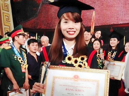 Đằng sau câu chuyện thủ khoa ở nhà nuôi lợn và giáo viên bỏ biên chế