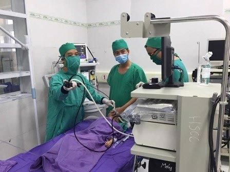 Bé trai 7 tháng tuổi sặc cháo suýt tử vong